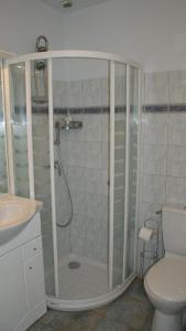 ein Badezimmer mit Dusche, Toilette und Waschbecken in der Unterkunft Maison 3 chambres avec Jacuzzi à 400m des plages in La Plaine-sur-Mer + 27 Fotos