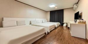 En eller flere senge i et værelse på Hotel Lisa