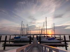 eine Gruppe von Booten, die an einem Dock mit Sonnenuntergang angedockt sind in der Unterkunft S Bee Hotel in Johor Bahru