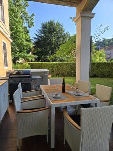 a patio with a table and chairs and a grill at Apartment Geidorf in Graz