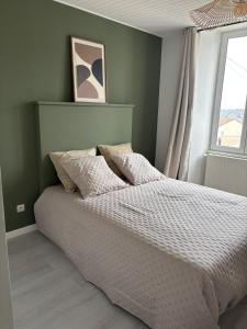 Giường trong phòng chung tại Maison proche centre-ville et Futuroscope