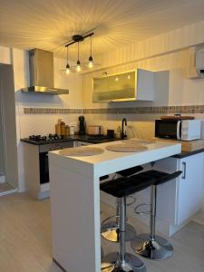 Nhà bếp/bếp nhỏ tại Maison proche centre-ville et Futuroscope