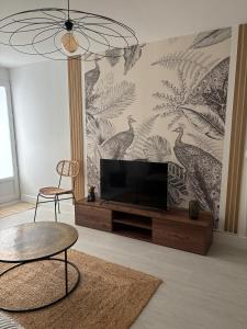 TV/trung tâm giải trí tại Maison proche centre-ville et Futuroscope +2 ảnh