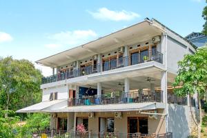 纳闽巴霍Hotel Bonne Nuit的带阳台的大型白色建筑