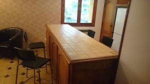 eine Küche mit einer Theke und Stühlen in einem Zimmer in der Unterkunft La Capelette in Ax-les-Thermes