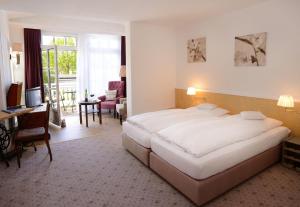 Postel nebo postele na pokoji v ubytování Hotel Villa Granitz + 37 fotografií