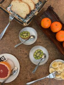 een tafel met schalen fruit, lepels en brood bij Hotel le France, Redon in La Celle-sous-Gouzon