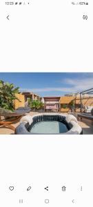 - une vue sur la piscine avec une table dans l'établissement Baulus Yard Luxury II, à Héraklion