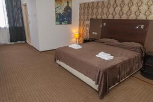 una camera d'albergo con un letto e due asciugamani di Hotel Parc a Onești