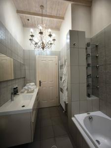 La salle de bains est pourvue d'un lavabo, d'une baignoire et d'un lustre. dans l'établissement Villa Phos, à Gouves 23 autres photos