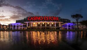 ein Casino-Resort-Gebäude mit einer Leuchtreklame in der Unterkunft Maison Boheme - Cascais Historic Apartment in Cascais