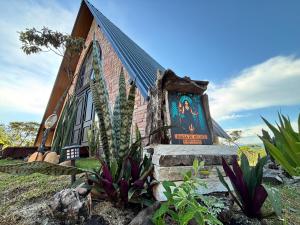 a church with a sign on the side of it at O Canto das Fadas Chalés in São Thomé das Letras +67 photos