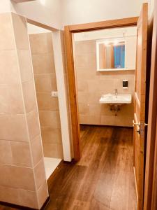ein Badezimmer mit Waschbecken, Spiegel und Dusche in der Unterkunft primiero-suite 45mq in Transacqua + 20 Fotos