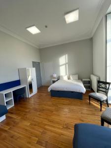 ein Schlafzimmer mit einem Bett und einem Schreibtisch und Stühlen in der Unterkunft Château de Savonnières in La Bruère-sur-Loir