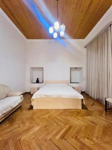 En eller flere senge i et værelse på Old City Apartment