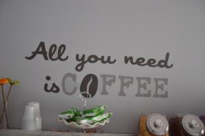 Eine Wand mit einem Schild, das alles liest, was man braucht, ist Kaffee. in der Unterkunft Iris Inn in Salerno