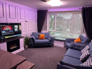 TV a/nebo společenská místnost v ubytování Churchill Apartment- 4 Beds- Free Parking- Near NEC BHX & HS2