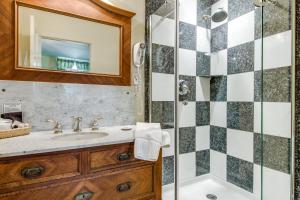 un baño con lavabo y ducha en Noble Inns, en San Antonio 36 fotos más