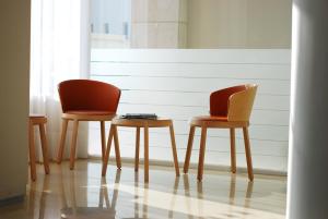 three chairs and a table in a room at Hotel Porto Calpe in Calpe
