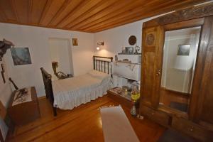 マクリニツァにあるArchondiko Zafeiridiのウッドフロアの小さなベッドルーム(ベッド1台付)