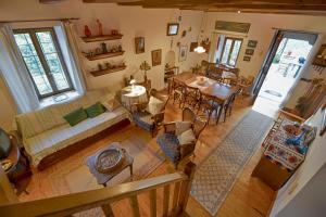 an overhead view of a living room and dining room at Archondiko Zafeiridi in Makrinitsa