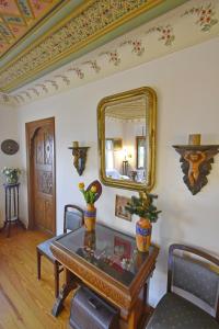 a dining room with a table and a mirror at Archondiko Zafeiridi in Makrinítsa