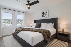 Giường trong phòng chung tại Bliss at Blue Church 441 condo