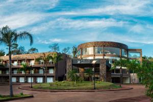 um edifício com um sinal que lê os meus castelos em Falls Iguazú Hotel & Spa em Puerto Iguazú
