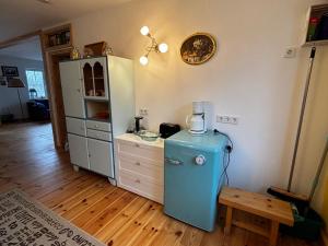 een kamer met een oude blauwe koelkast en een commode bij Auszeit bei Katharina in Frauenstein