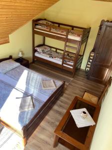 een slaapkamer met stapelbedden bij Pensiunea Jazmin in Zetea