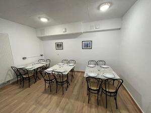 een groep tafels in een kamer met stoelen bij Le grand cerf Blain in Blain