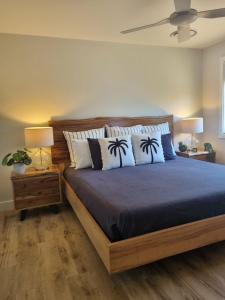 a bedroom with a bed with two lamps and a ceiling at Sheik Oasis in Lightning Ridge