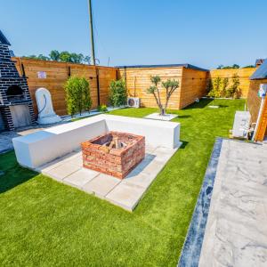 a garden with a fire pit in the grass at Bugi Suit Bungalov in Erenköy