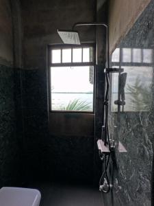 een badkamer met een douche en een raam bij yala treetop lake in Tissamaharama +57 foto's