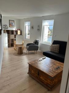 un salon avec un canapé et une table basse dans l'établissement Proximité du port de Perros Guirec, à Perros-Guirec 6 autres photos