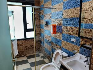 ein Badezimmer mit Toilette und Waschbecken in der Unterkunft Fun B&B in Altstadt von Hengchun + 11 Fotos
