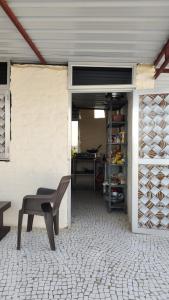 ein Tisch und ein Stuhl in einem Raum mit Weinflaschen in der Unterkunft Hotel dream palace in Jodhpur