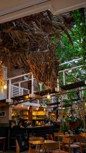 un ristorante con tavoli e sedie in legno e alberi di The Lofts Boutique Hotel a Knysna
