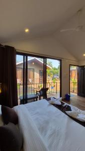 En eller flere senge i et værelse på Molly's Nest