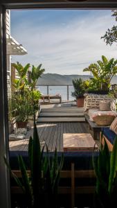 un ponte con vista sull'acqua da una casa di The Lofts Boutique Hotel a Knysna
