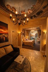 un salon avec un canapé et un lit dans l'établissement The Mirador Boutique Town House, à Swansea