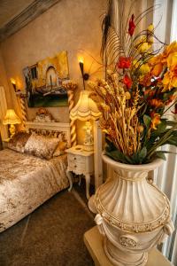 - une chambre avec un lit et un vase avec des fleurs dans l'établissement The Mirador Boutique Town House, à Swansea 120 autres photos