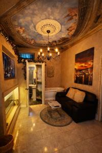 een woonkamer met een bank en een plafond bij The Mirador Boutique Town House in Swansea +122 foto's