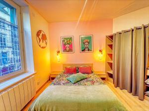 une chambre avec un lit et une fenêtre dans l'établissement Beau Studio Neuf proche du centre et de Nausicaa, à Boulogne-sur-Mer