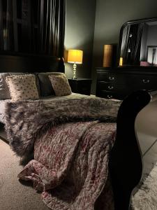 a bedroom with a bed with a black bird on it at The Nook at Ballyward Croft in Ardkeen