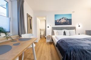 ein Hotelzimmer mit Bett und Schreibtisch in der Unterkunft Heu22 Heukammerl in Farchant