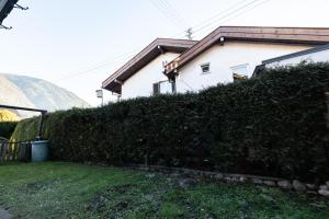 eine große Hecke vor einem Haus in der Unterkunft Heu22 Heukammerl in Farchant