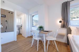 a small white room with a table and chairs at Heu22 Herbstgold in Farchant