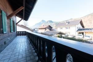 a balcony of a house with mountains in the background at Heu22 Herbstgold in Farchant