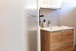 a bathroom with a sink and a mirror at Heu22 Frühlingserwachen in Farchant